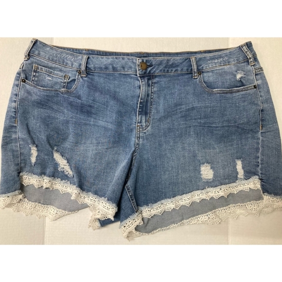 Lane Bryant Pants - 😎🌴1DAY PRICE LANE BRYANT JEAN SHORTS WITH LACE